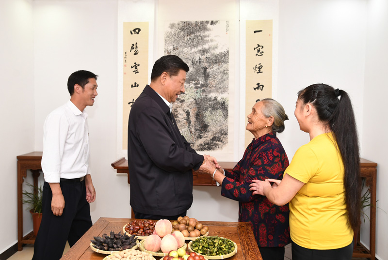 　　9月16日至18日，中共中央總書(shū)記、國(guó)家主席、中央軍委主席習(xí)近平在河南考察。這是16日下午，習(xí)近平在信陽(yáng)市新縣田鋪鄉(xiāng)田鋪大塆“老家寒舍”民宿店，同店主一家親切交談。 新華社記者 謝環(huán)馳 攝