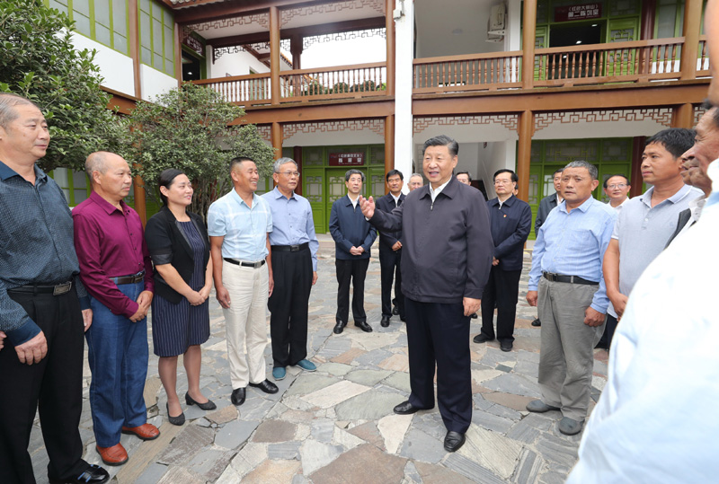 　　9月16日至18日，中共中央總書(shū)記、國(guó)家主席、中央軍委主席習(xí)近平在河南考察。這是16日下午，習(xí)近平在位于信陽(yáng)市新縣的鄂豫皖蘇區(qū)首府革命博物館，同當(dāng)?shù)丶t軍后代、革命烈士家屬代表親切交談。 新華社記者 鞠鵬 攝