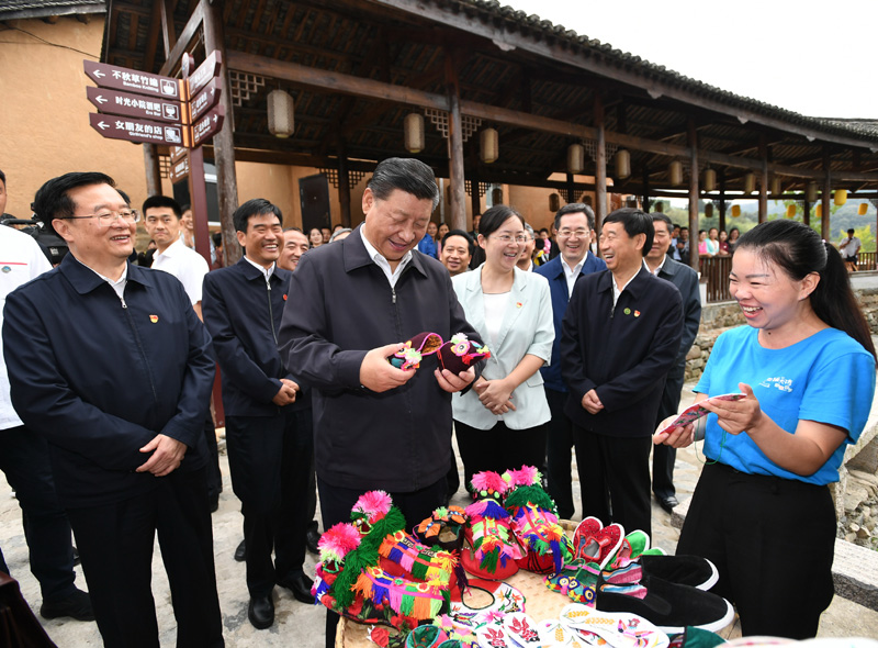 　　9月16日至18日，中共中央總書(shū)記、國(guó)家主席、中央軍委主席習(xí)近平在河南考察。這是16日下午，習(xí)近平在信陽(yáng)市新縣田鋪鄉(xiāng)田鋪大塆考察調(diào)研。 新華社記者 謝環(huán)馳 攝