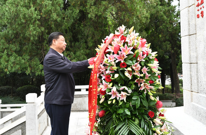 　　9月16日至18日，中共中央總書(shū)記、國(guó)家主席、中央軍委主席習(xí)近平在河南考察。這是16日下午，習(xí)近平來(lái)到位于信陽(yáng)市新縣的鄂豫皖蘇區(qū)首府烈士陵園，瞻仰革命烈士紀(jì)念碑，向革命先烈敬獻(xiàn)花籃。 新華社記者 謝環(huán)馳 攝